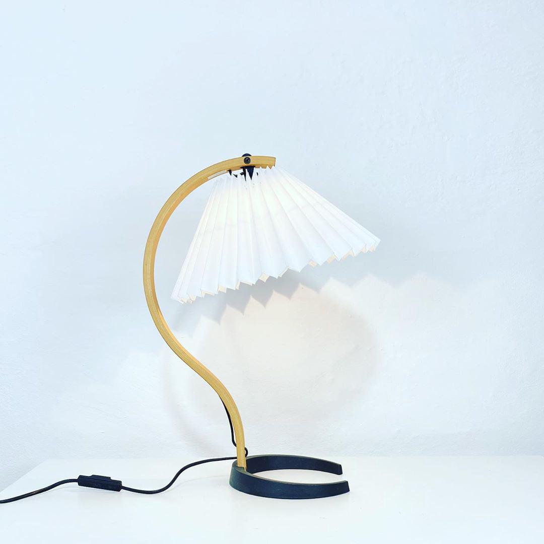 Refined Indoor Table Lamp for Cozy Ambiance - IndoTable