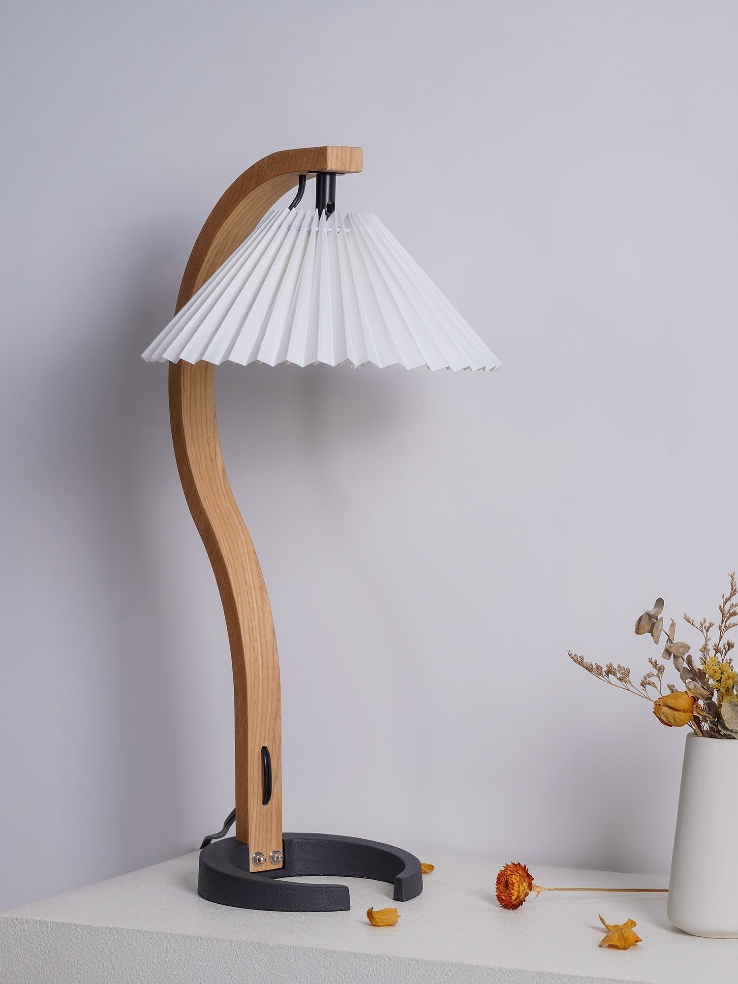Refined Indoor Table Lamp for Cozy Ambiance - IndoTable