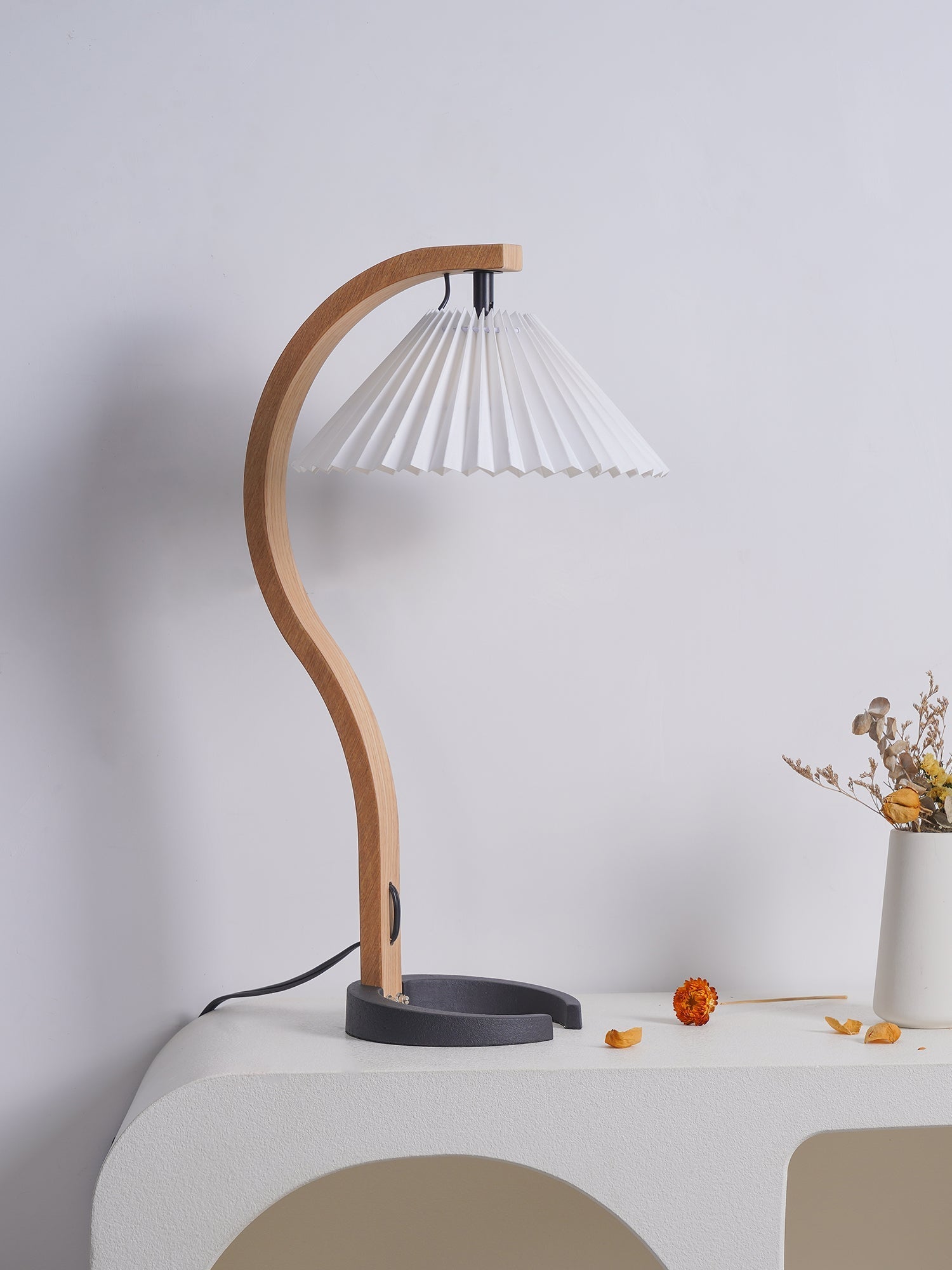 Refined Indoor Table Lamp for Cozy Ambiance - IndoTable