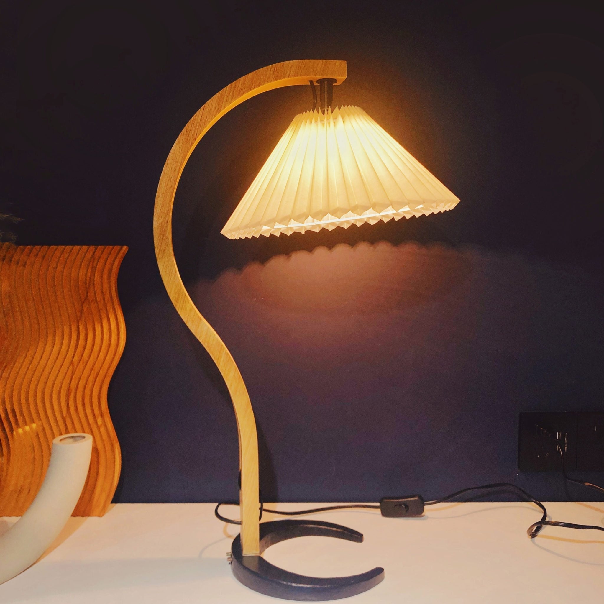 Refined Indoor Table Lamp for Cozy Ambiance - IndoTable