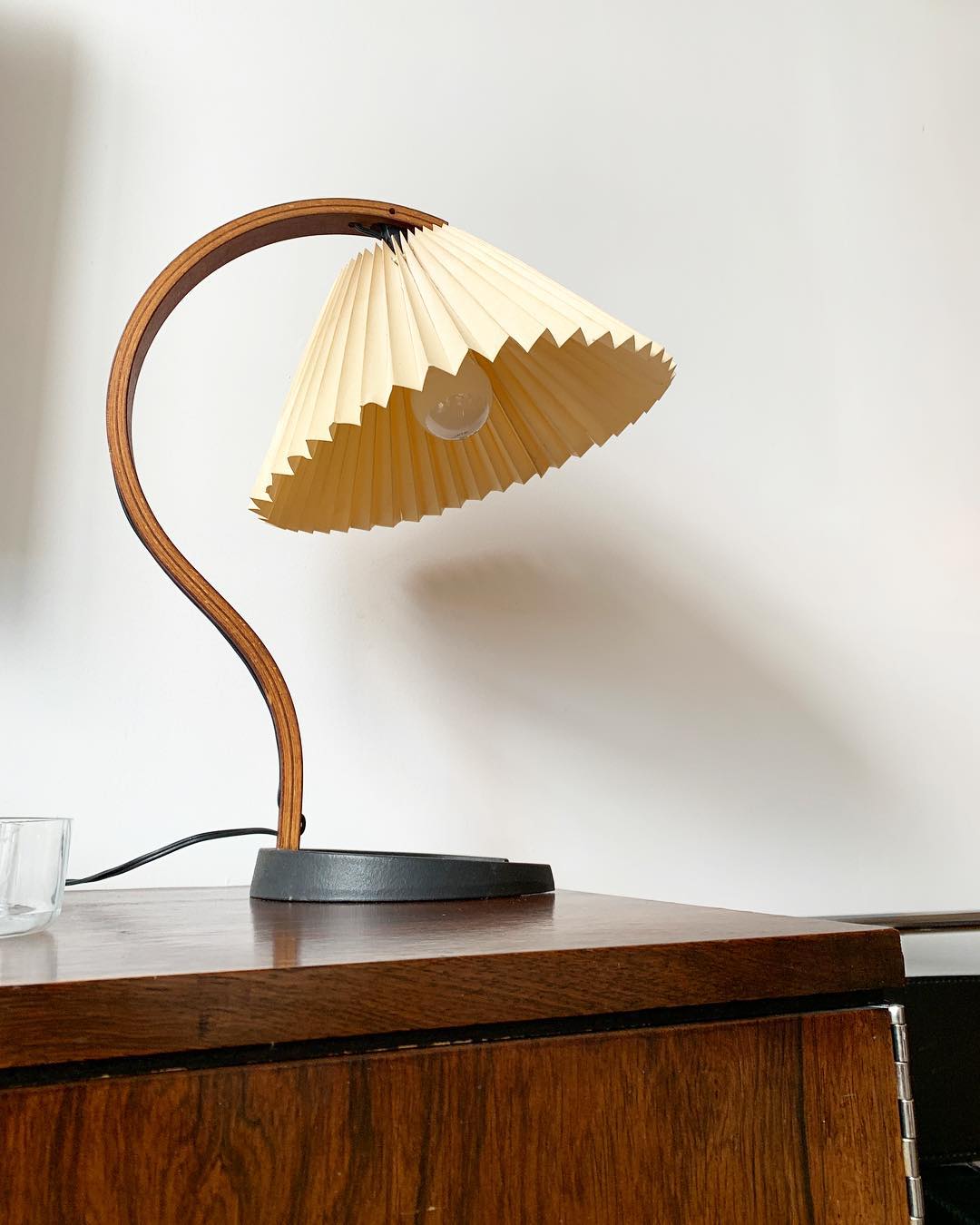 Refined Indoor Table Lamp for Cozy Ambiance - IndoTable