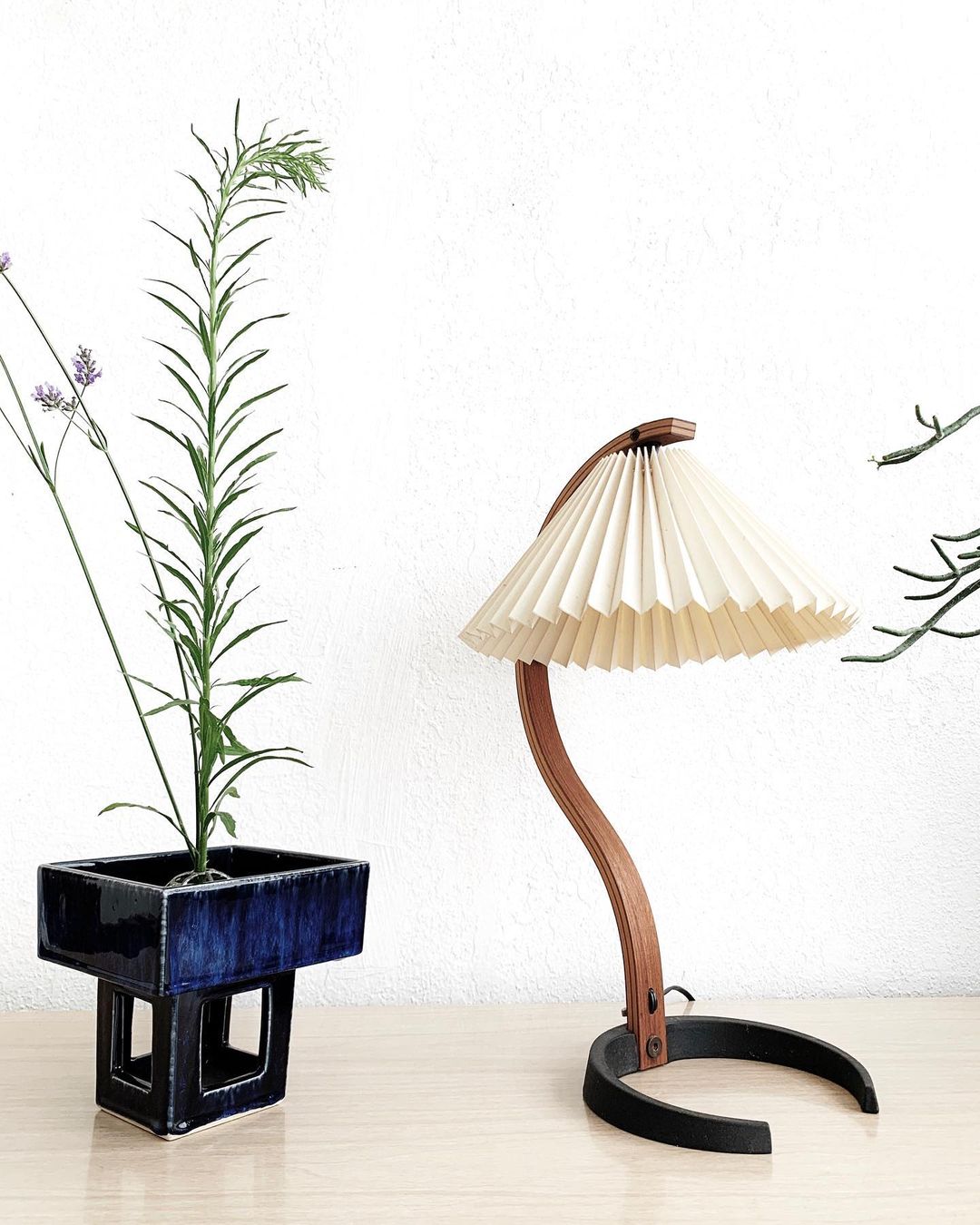 Refined Indoor Table Lamp for Cozy Ambiance - IndoTable