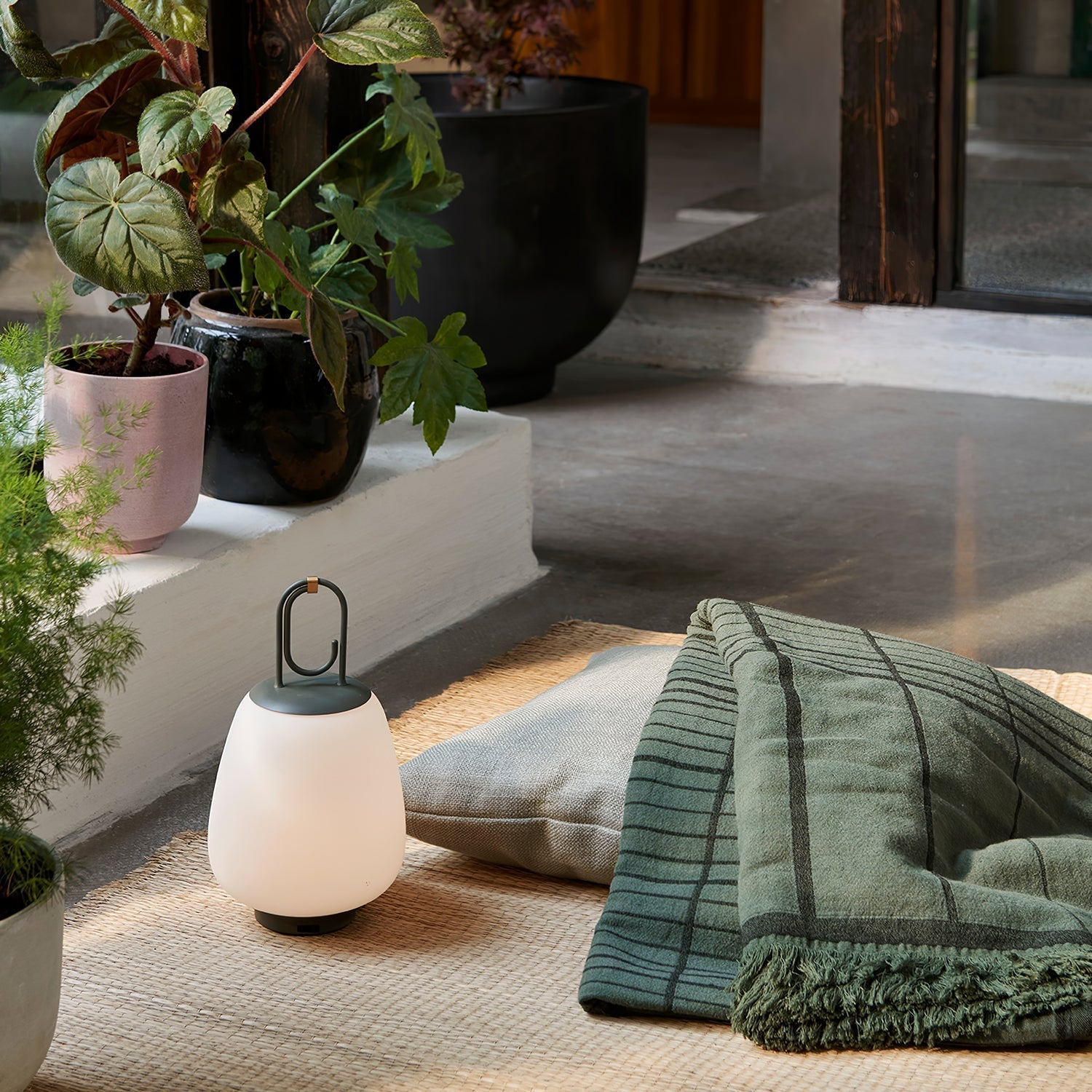 Stylish LED Lantern with Rechargeable Battery for Cozy Indoor & Outdoor Ambiance - LanternTable