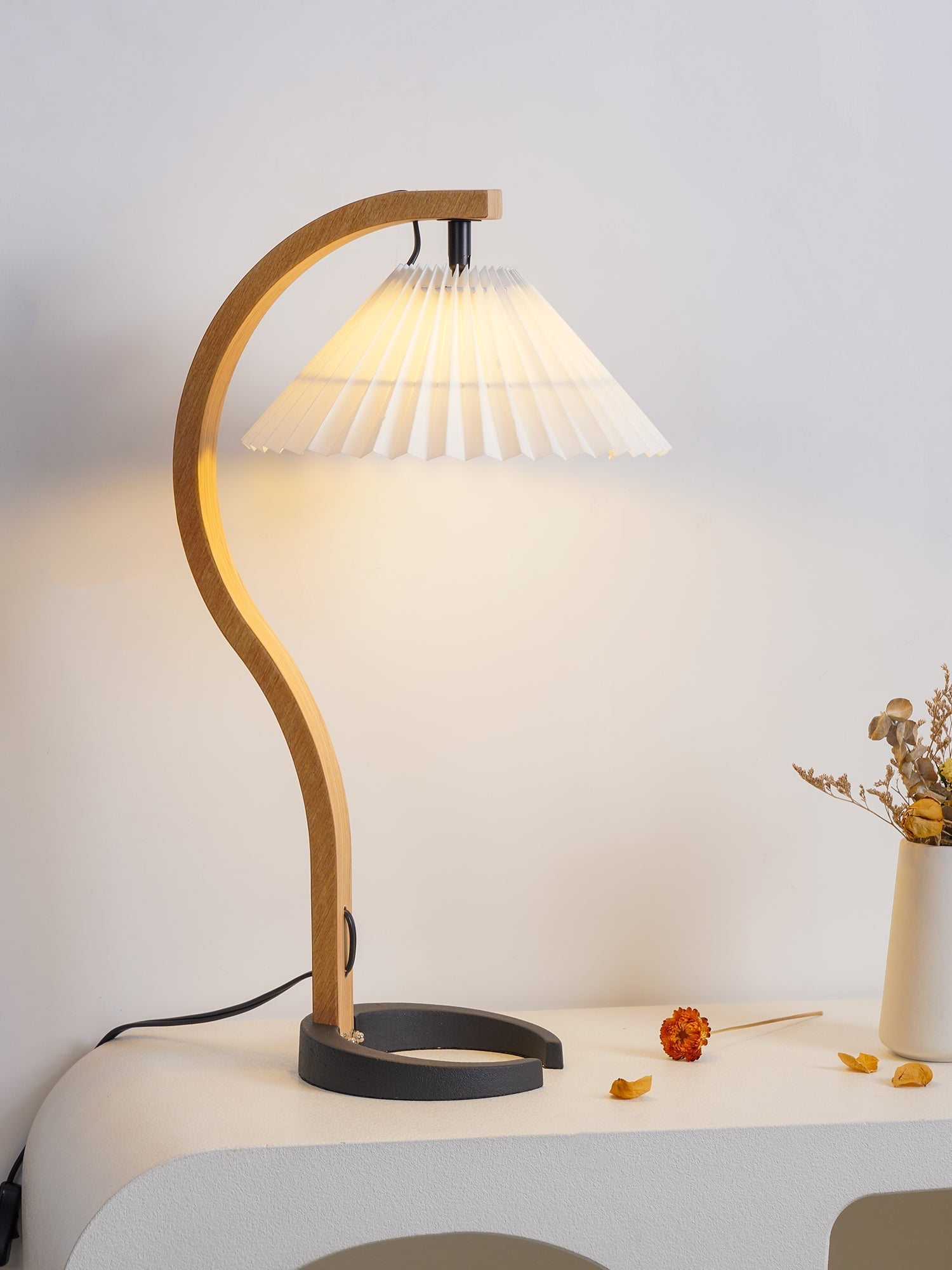 Refined Indoor Table Lamp for Cozy Ambiance - IndoTable