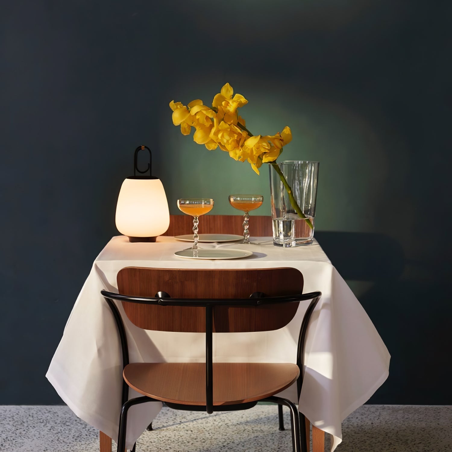 Stylish LED Lantern with Rechargeable Battery for Cozy Indoor & Outdoor Ambiance - LanternTable